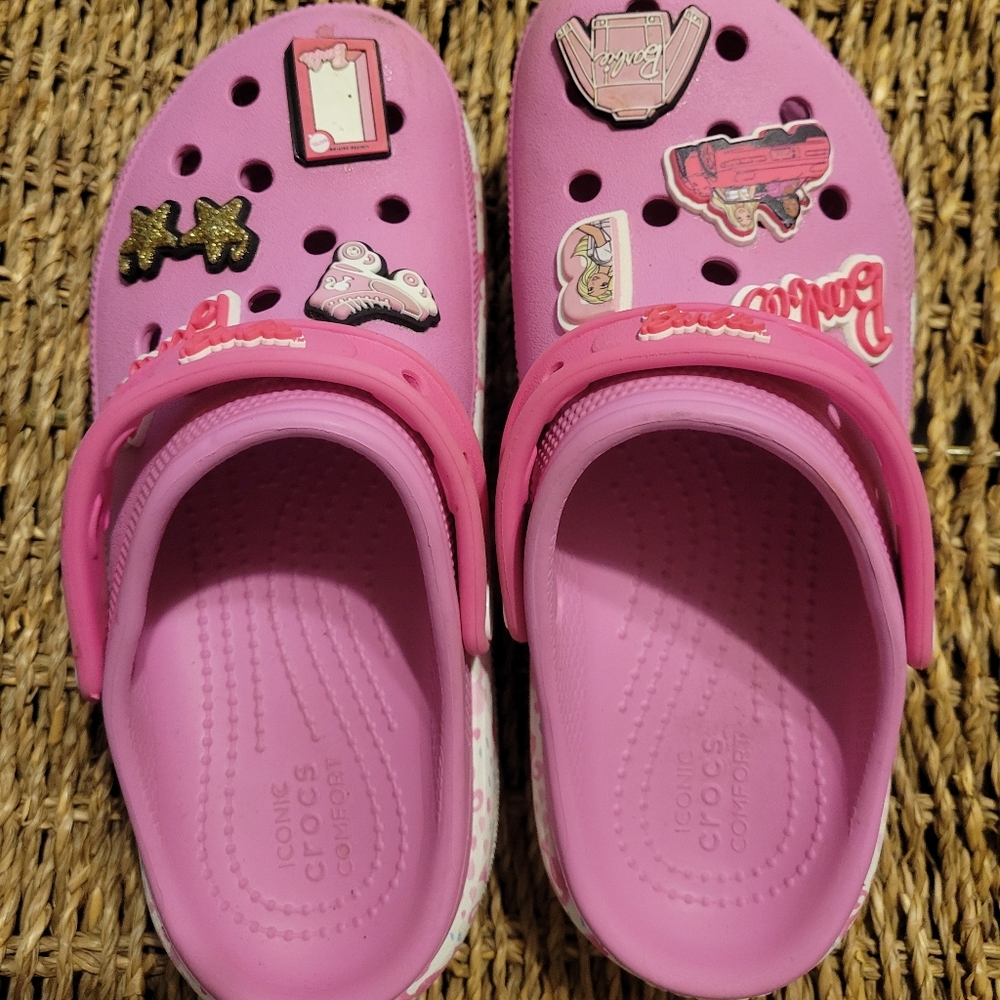 💖 Crocs Girls Size 5 Pink Barbie Clogs w/ Jibbitz Charms – Good Condition 💖